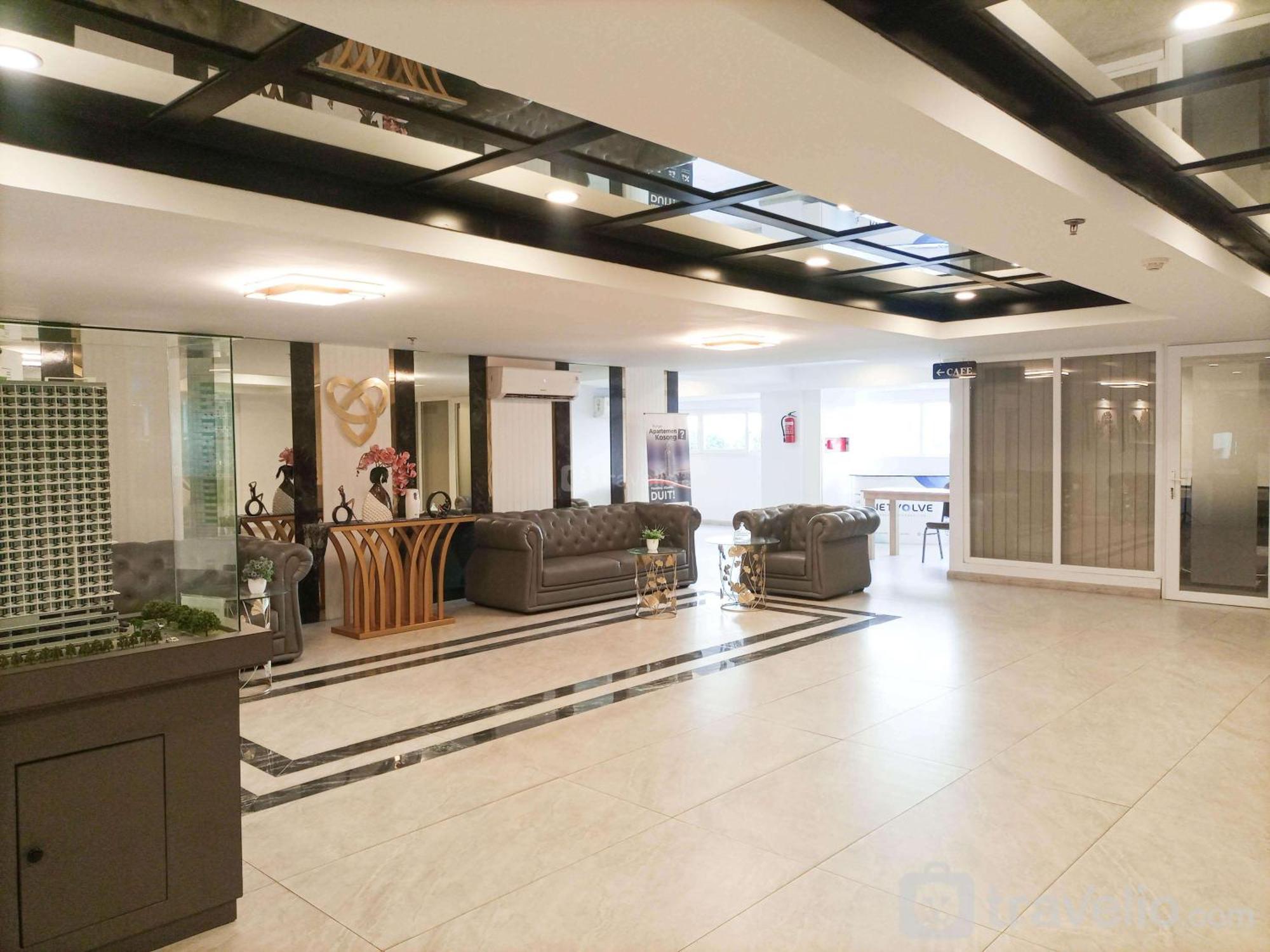 Comfy And At 27th Floor De Prima By Travelio Apartemen